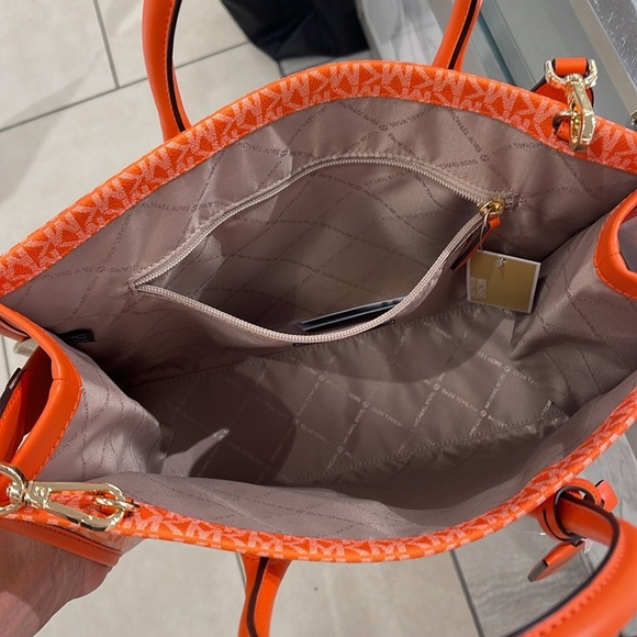 Michael Kors Mirella Medium Ombré Logo Tote Bag
Poppy
NWT - Picture 7 of 16